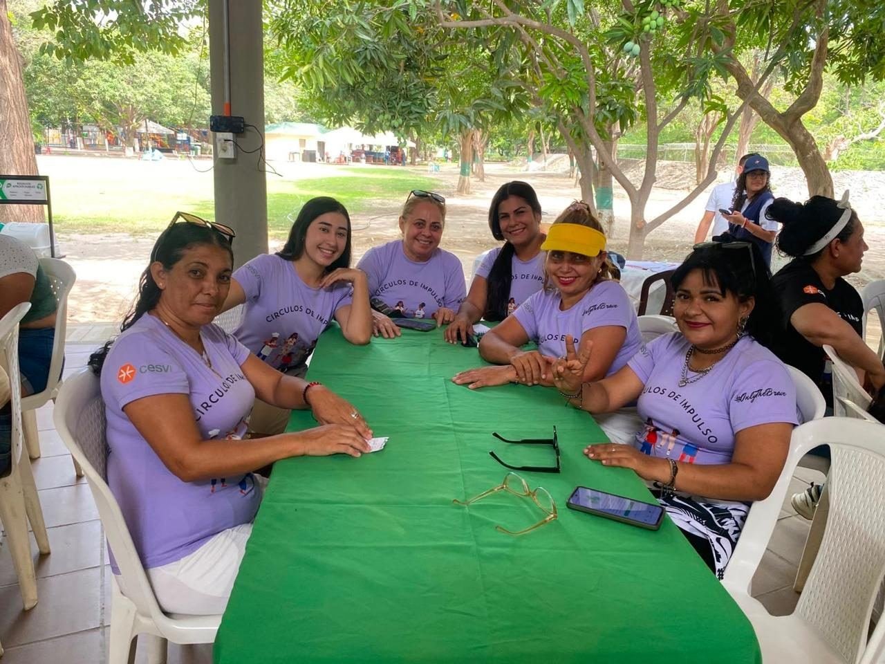Integrantes de un Círculo de Impulso trabajando en equipo.