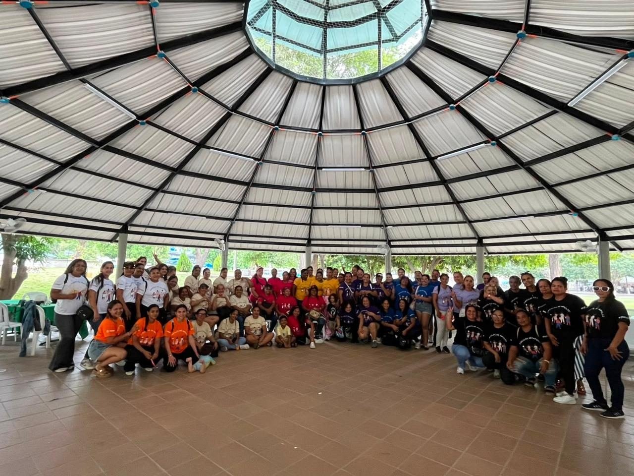 Foto grupal de la primera jornada de integración bajo un kiosco.